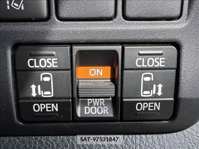 Toyota VOXY 2017-11 8362044-5
