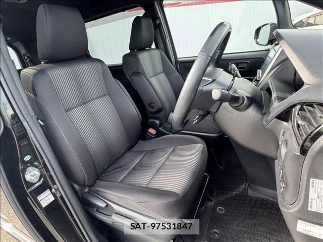 Toyota VOXY 2017-11 8362044-6
