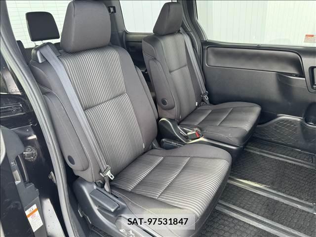 Toyota VOXY 2017-11 8362044-7
