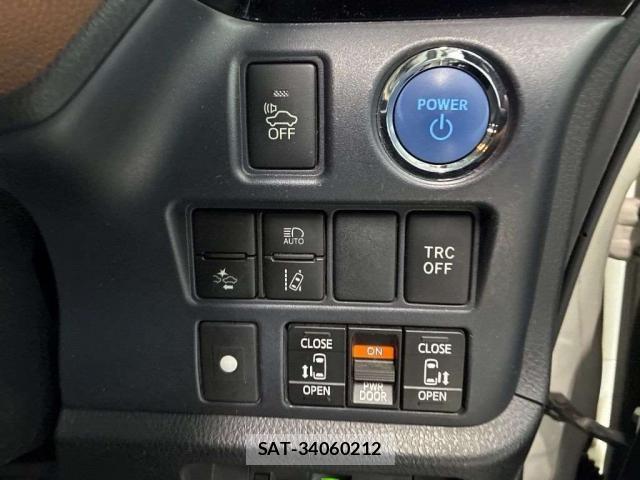 Toyota VOXY 2017-06 8362179-10