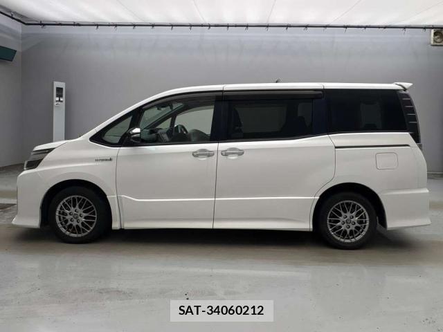 Toyota VOXY 2017-06 8362179-11