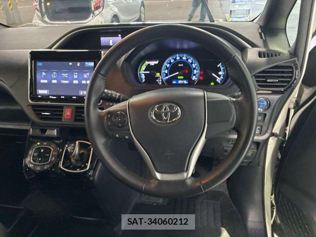 Toyota VOXY 2017-06 8362179-2