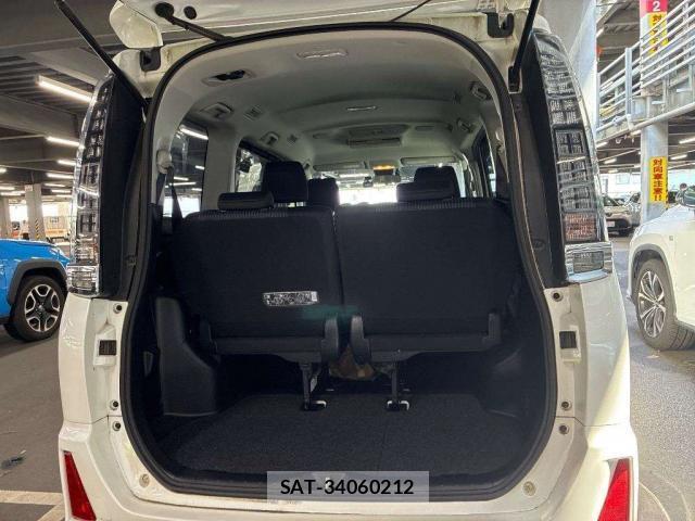 Toyota VOXY 2017-06 8362179-3