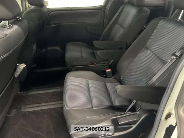 Toyota VOXY 2017-06 8362179-6