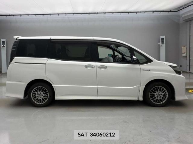 Toyota VOXY 2017-06 8362179-7
