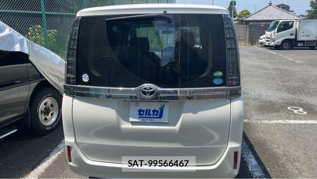 Toyota VOXY 2014-02 8362293-1