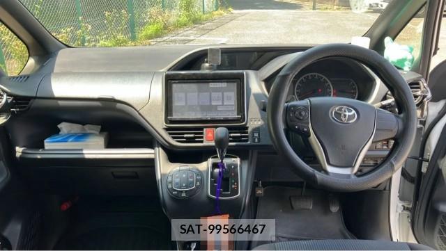 Toyota VOXY 2014-02 8362293-2