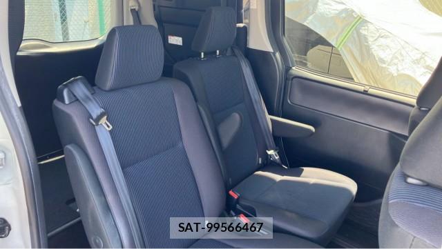 Toyota VOXY 2014-02 8362293-6