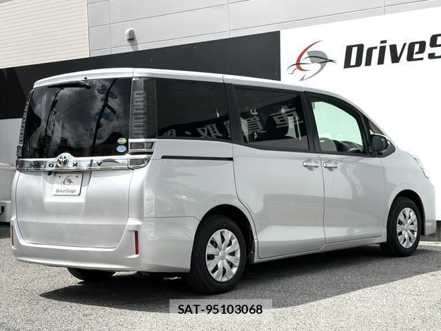 Toyota VOXY 2017-07 8362452-1