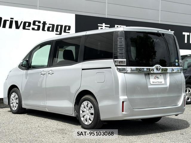 Toyota VOXY 2017-07 8362452-11