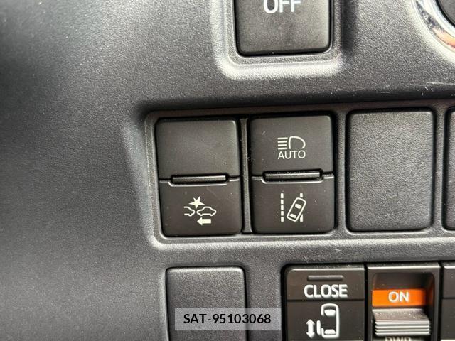 Toyota VOXY 2017-07 8362452-12