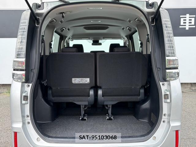 Toyota VOXY 2017-07 8362452-13