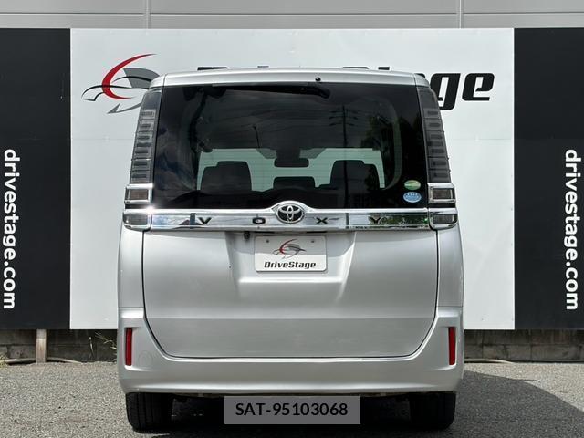 Toyota VOXY 2017-07 8362452-14