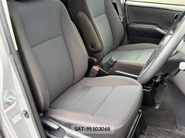 Toyota VOXY 2017-07 8362452-5