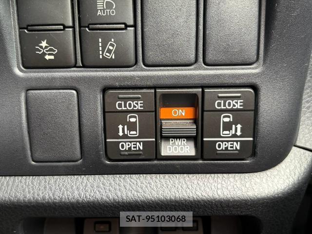 Toyota VOXY 2017-07 8362452-9