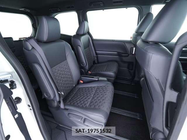 Toyota VOXY 2025-10 8362701-7