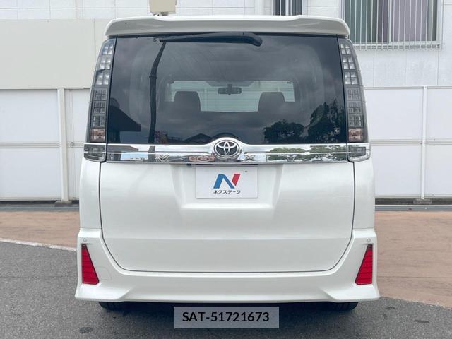 Toyota VOXY 2015-12 8362735-14