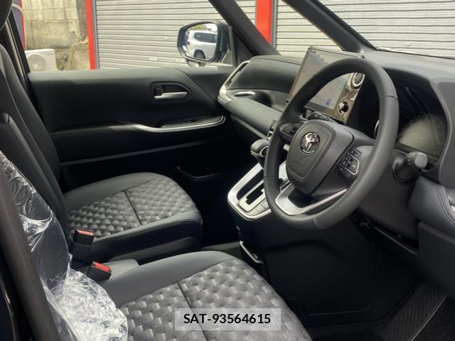 Toyota VOXY 2023-03 8362875-3