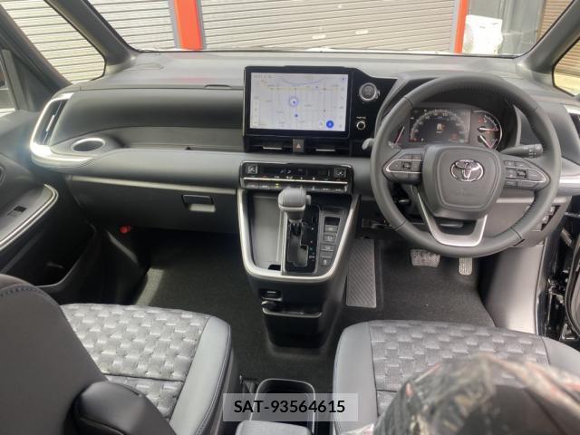 Toyota VOXY 2023-03 8362875-4