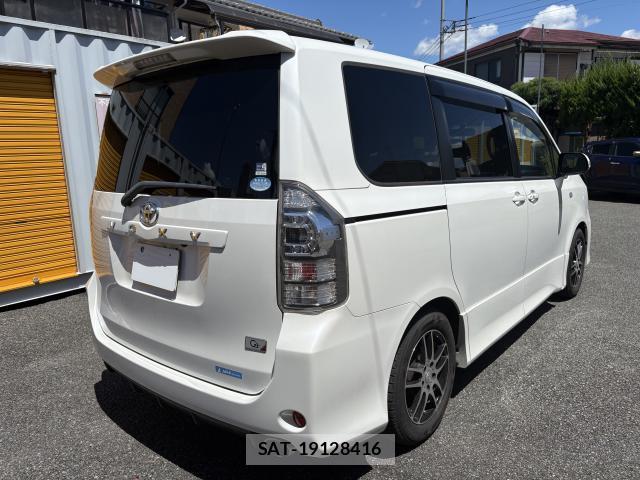 Toyota VOXY 2013-09 8362884-13