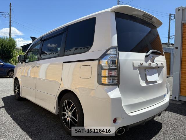 Toyota VOXY 2013-09 8362884-14
