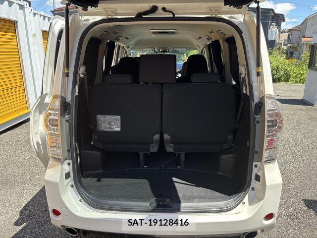 Toyota VOXY 2013-09 8362884-18