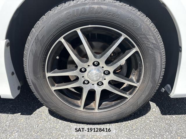 Toyota VOXY 2013-09 8362884-19