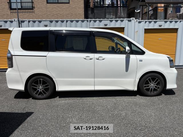 Toyota VOXY 2013-09 8362884-3