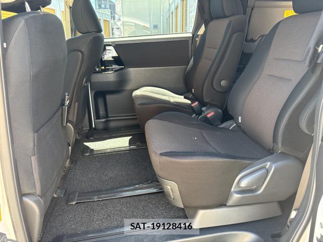 Toyota VOXY 2013-09 8362884-6