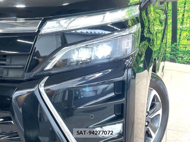 Toyota VOXY 2021-05 8362928-12