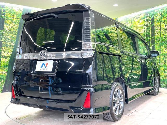 Toyota VOXY 2021-05 8362928-16