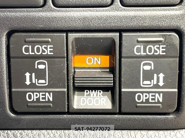 Toyota VOXY 2021-05 8362928-6