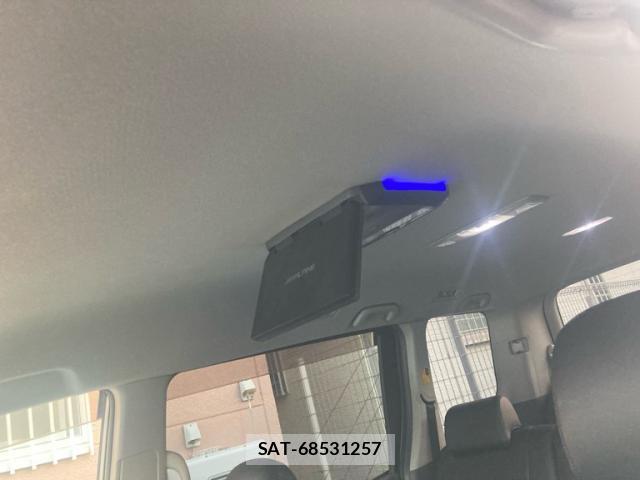 Toyota VOXY 2009-10 8362971-11