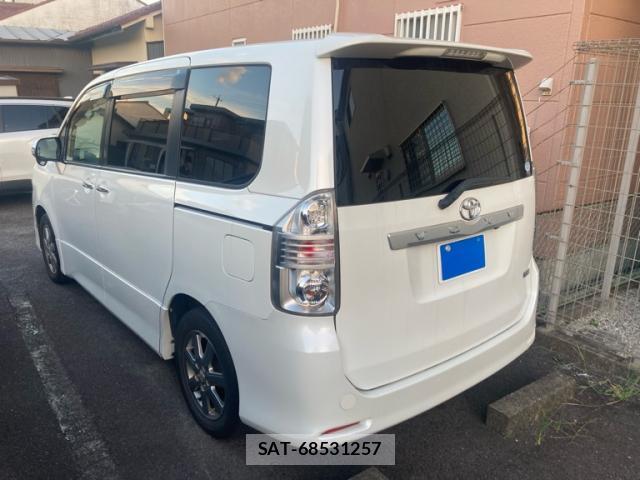 Toyota VOXY 2009-10 8362971-13