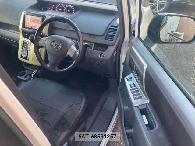 Toyota VOXY 2009-10 8362971-17