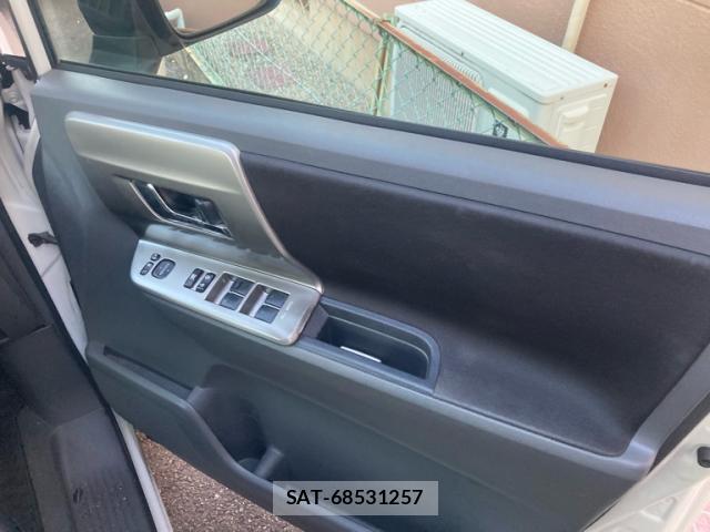 Toyota VOXY 2009-10 8362971-18
