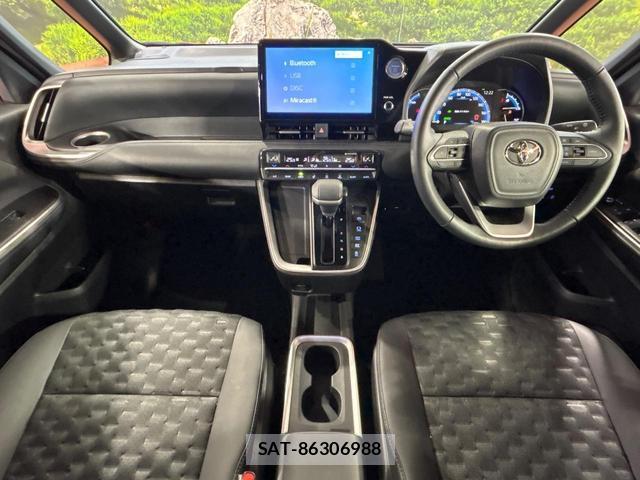 Toyota VOXY 2023-02 8363149-1