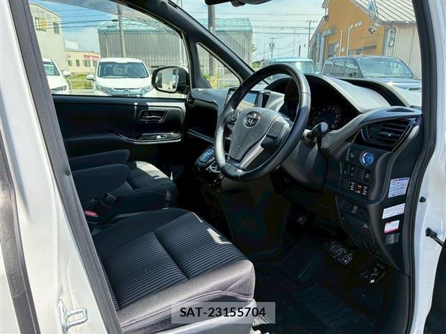 Toyota VOXY 2018-02 8363185-18