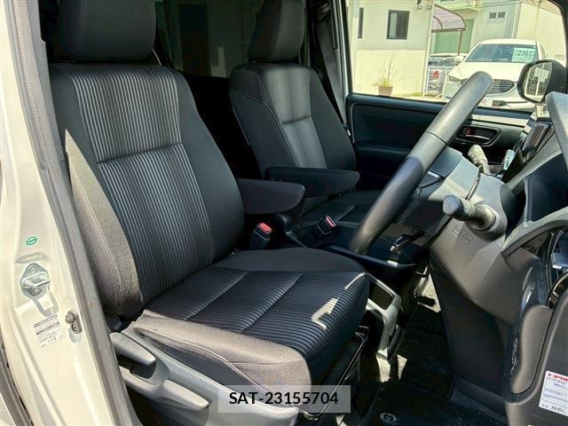 Toyota VOXY 2018-02 8363185-19