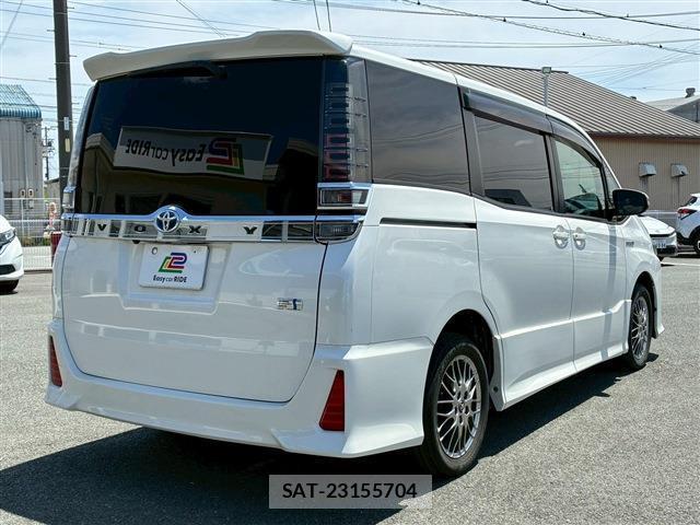 Toyota VOXY 2018-02 8363185-3