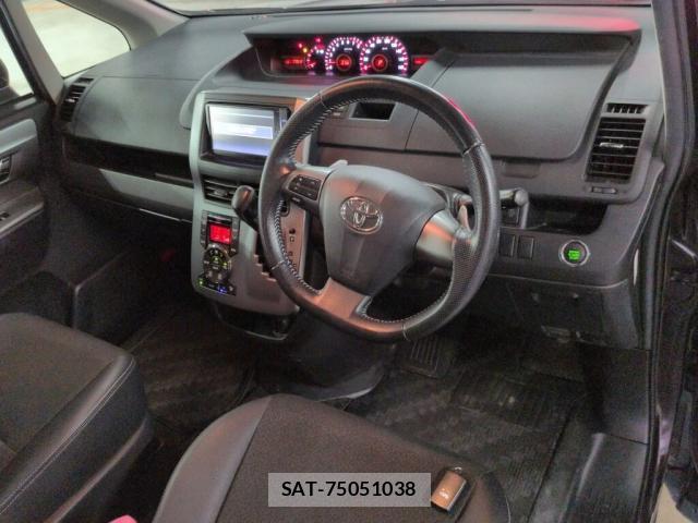 Toyota VOXY 2013-09 8363426-2