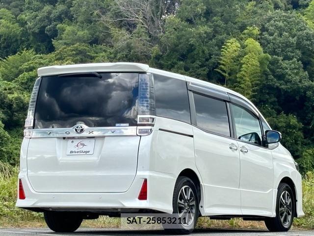 Toyota VOXY 2021-09 8363437-1