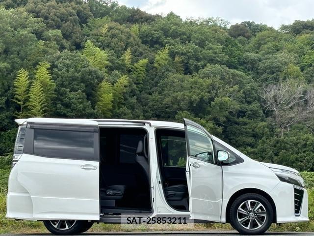 Toyota VOXY 2021-09 8363437-16