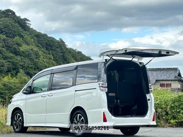 Toyota VOXY 2021-09 8363437-17