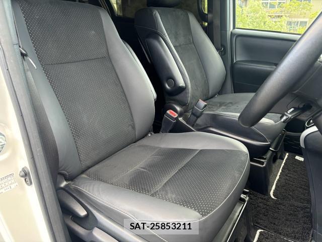 Toyota VOXY 2021-09 8363437-3