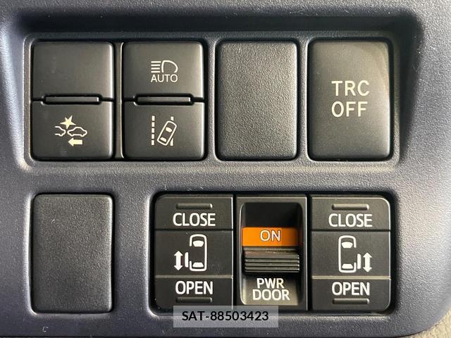 Toyota VOXY 2016-04 8363627-2