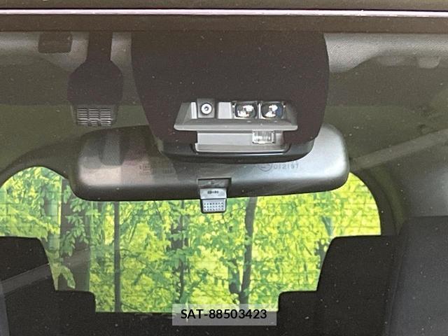 Toyota VOXY 2016-04 8363627-5