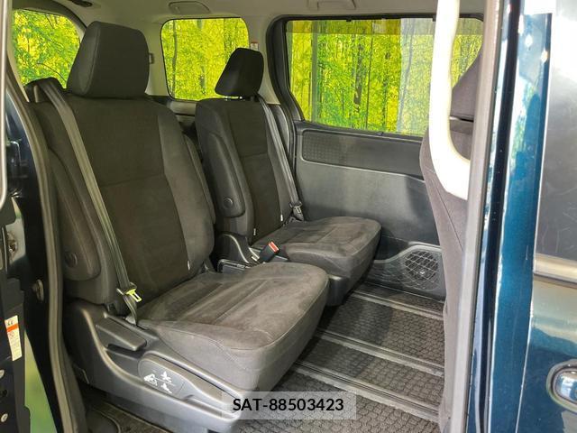 Toyota VOXY 2016-04 8363627-8