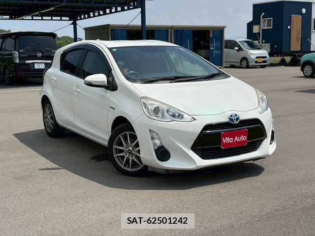 Toyota AQUA 2015-06 8372620-1