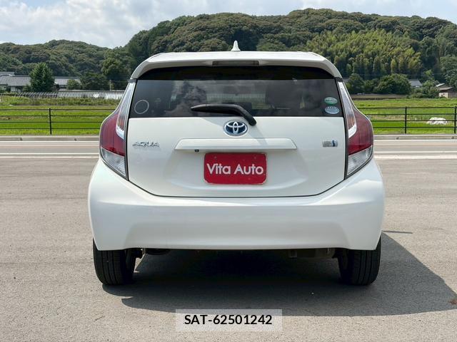 Toyota AQUA 2015-06 8372620-10